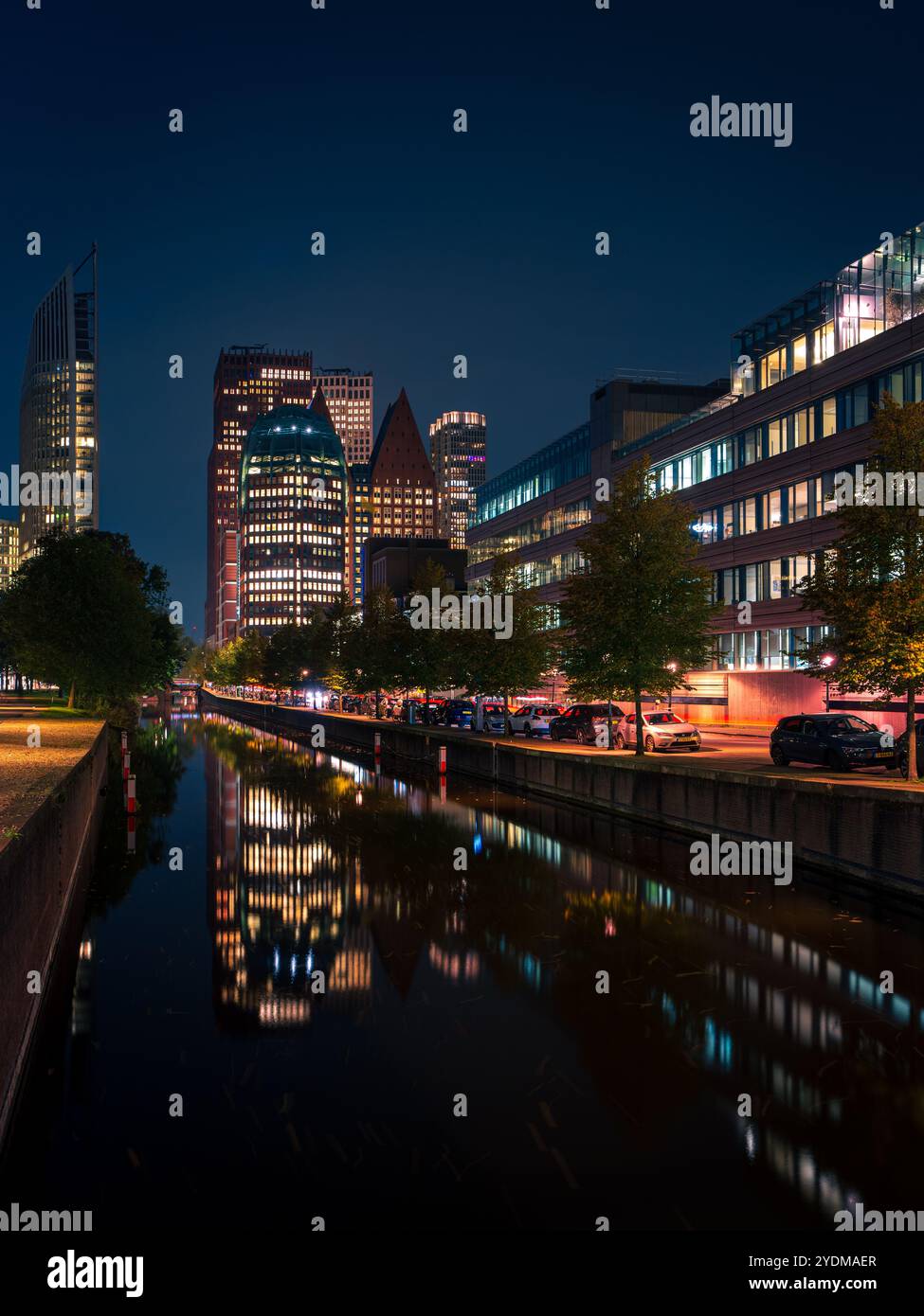 Nächtliches Stadtbild von den Haag mit Reflexionen im Kanal, mit dem Bildungsministerium, dem Innenministerium und dem Justizministerium und Stockfoto