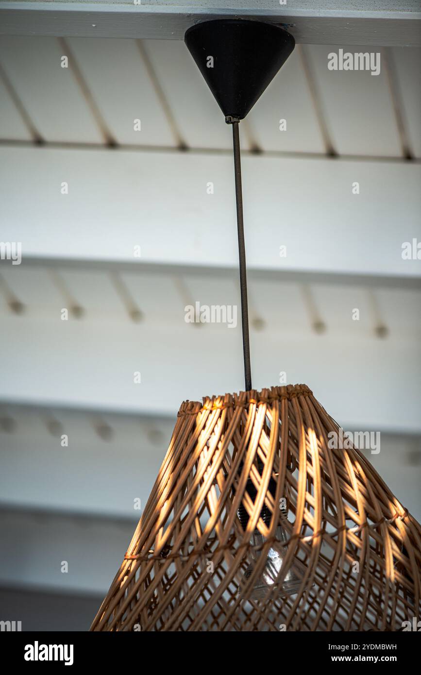 Entzückende Strohlamm-Dekoration, perfekt für eine rustikale Note in der Wohnkultur oder bei festlichen Feierlichkeiten, die Wärme und Charme verkörpern. Stockfoto