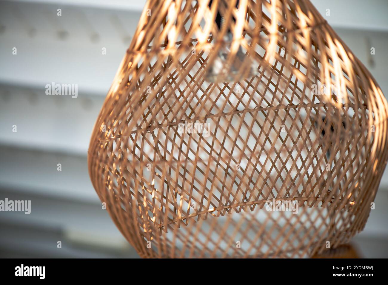 Entzückende Strohlamm-Dekoration, perfekt für eine rustikale Note in der Wohnkultur oder bei festlichen Feierlichkeiten, die Wärme und Charme verkörpern. Stockfoto