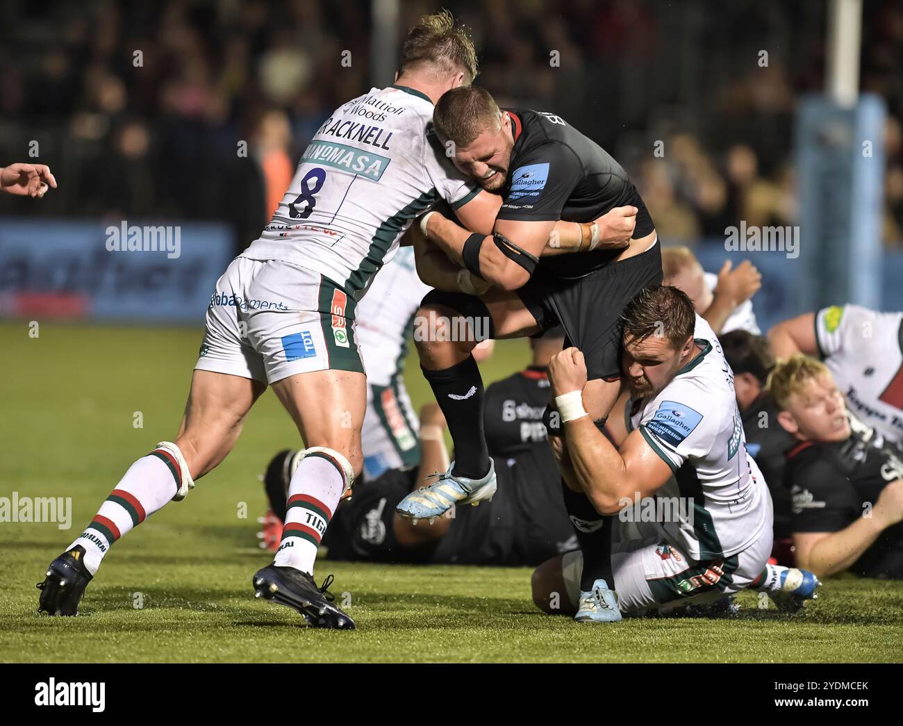 Olly Cracknell und Hanro Liebenberg von Leicester Tigers kämpfen am 26. Oktober 2024 im StoneX Stadium in Barnet, England gegen Tom Willis von Saracens, während des Gallagher Premiership Rugby-Matches zwischen Saracens und Leicester Tigers. Foto von Gary Mitchell Stockfoto