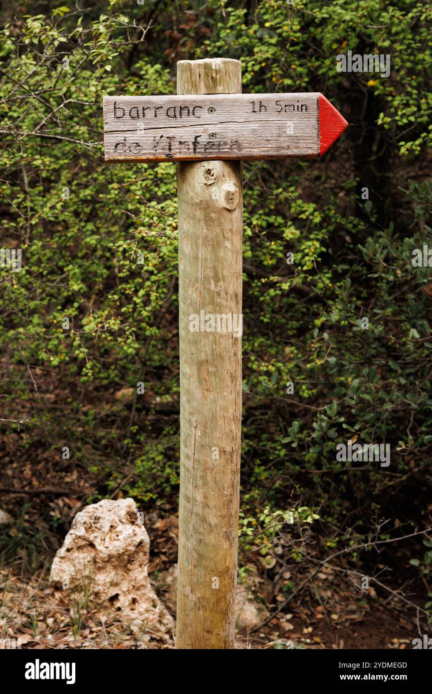 Wegweiser für den Wanderweg Barranco del Infierno im Naturschutzpark Fuente Roja in Alcoy, Spanien Stockfoto