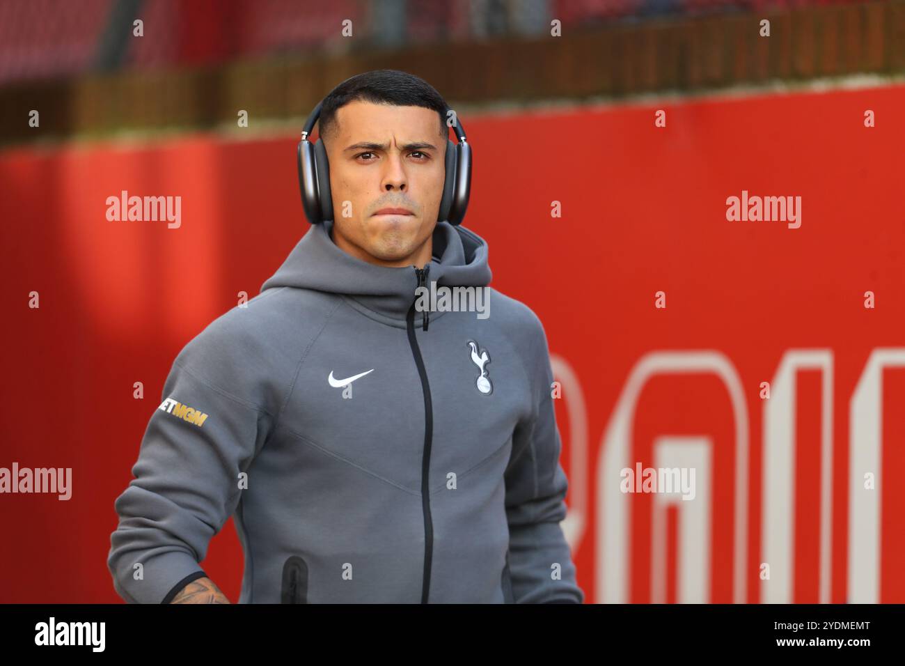 Selhurst Park, Selhurst, London, Großbritannien. Oktober 2024. Premier League Football, Crystal Palace gegen Tottenham Hotspur; Pedro Porro von Tottenham Hotspur kommt vor dem Spiel ins Stadion. Beschreibung: Action Plus Sports/Alamy Live News Stockfoto