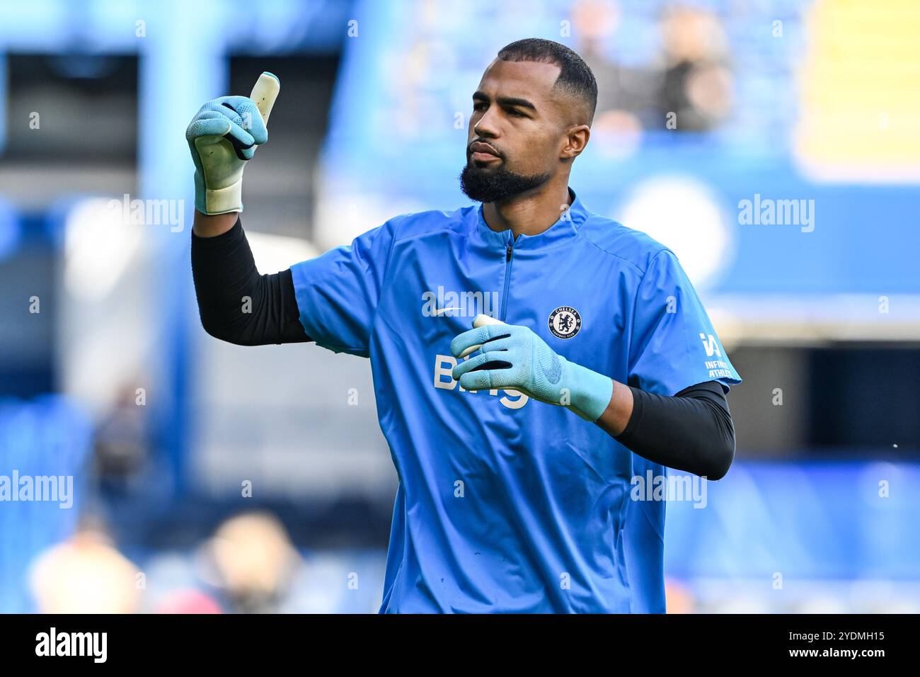 Robert Sánchez von Chelsea während des Vorspiels vor dem Premier League-Spiel Chelsea gegen Newcastle United in Stamford Bridge, London, Großbritannien, 27. Oktober 2024 (Foto: Cody Froggatt/News Images) Stockfoto