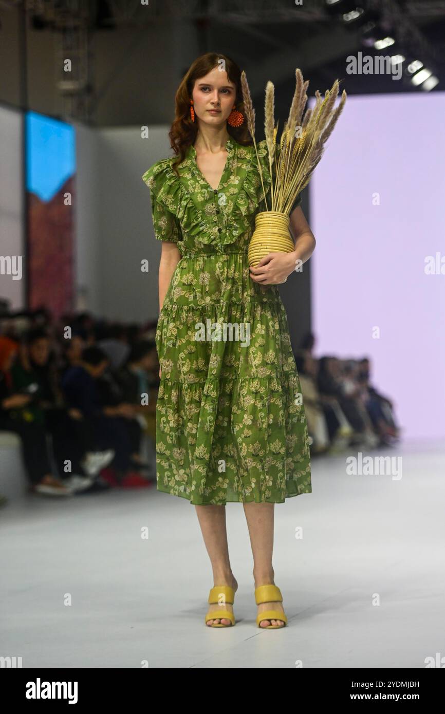 Jakarta, Indonesien. Oktober 2024. Ein Model präsentiert Kreationen von Baha Gia am letzten Tag der Jakarta Fashion Week 2025 in der Pondok Indah Mall in Jakarta, Indonesien, 27. Oktober 2024. Quelle: Zulkarnain/Xinhua/Alamy Live News Stockfoto