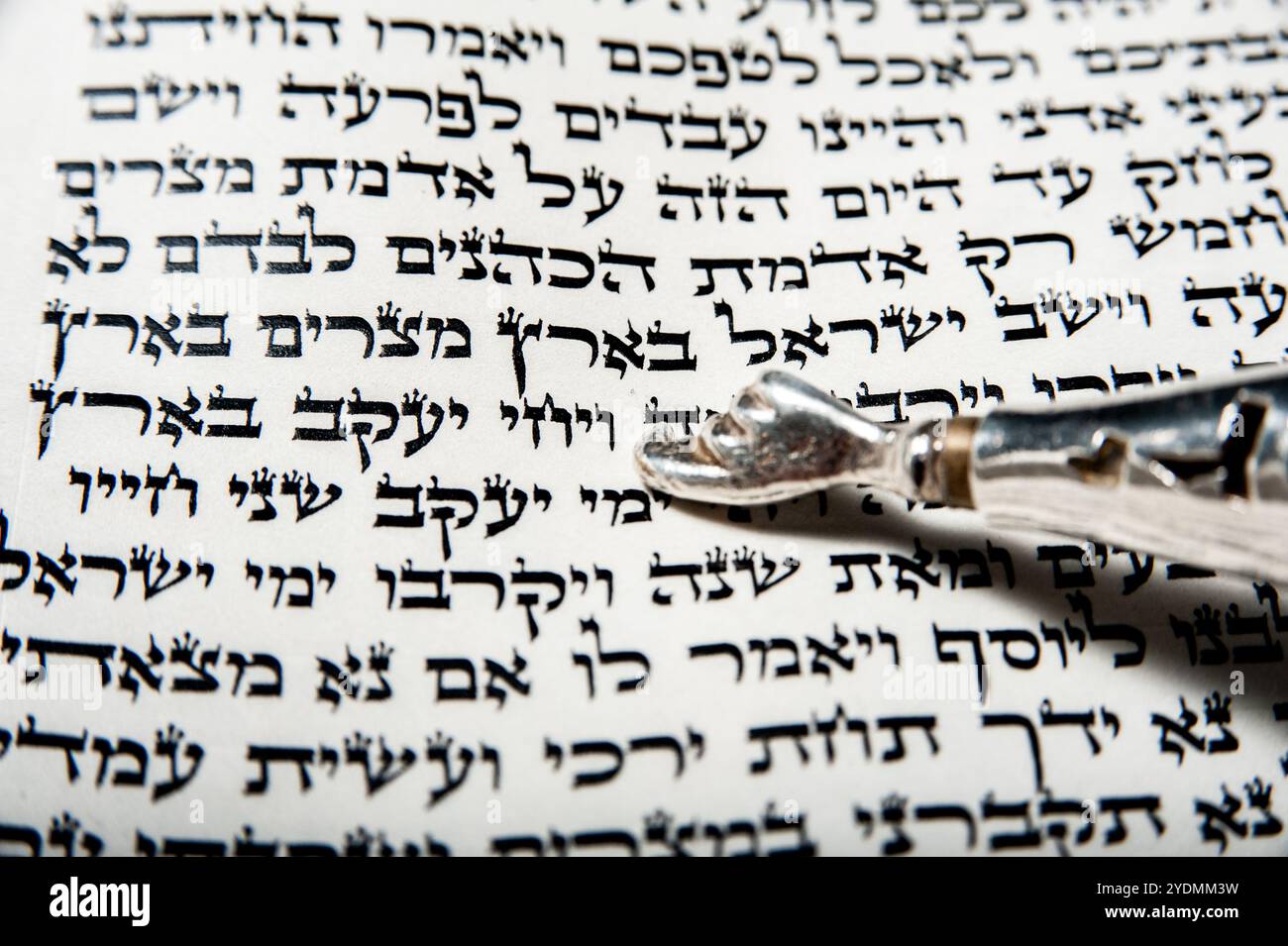 Die erste Strophe der wöchentlichen Lesung von Vayechi im Buch Genesis in der Thora oder hebräischen Bibel oder im Alten Testament. Stockfoto