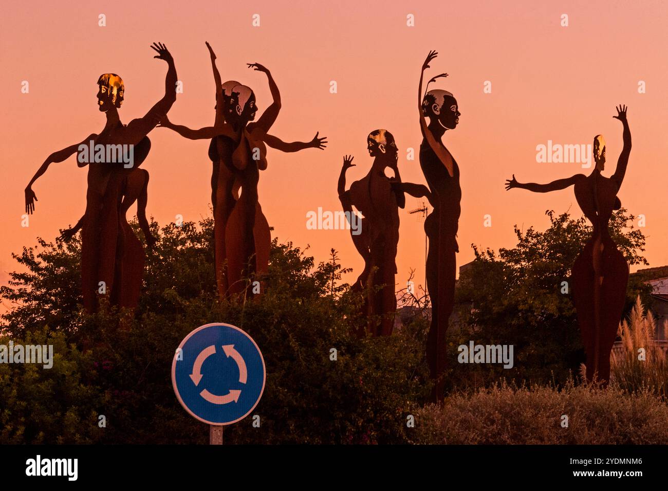 Im Kreisverkehr der Ma-15 zwischen Vilafranca de Bonany und Manacor stehen diese fast vier Meter große metallenen Statuen. Stockfoto