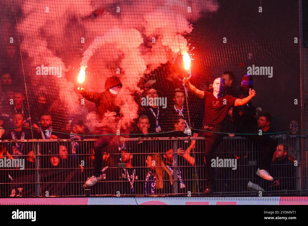 Brondby, Dänemark. 27. Oktober 2024. Links nach rechts abgebildet, FCK-Fans, Sektion 12, römische Kerzen. In der Superliga (dänisch): Brondby IF vs. FC Kopenhagen. BIF vs. FCK. Fußball. FC København mod Brøndby IF. Quelle: Michael Barrett Boesen/Alamy Live News Stockfoto