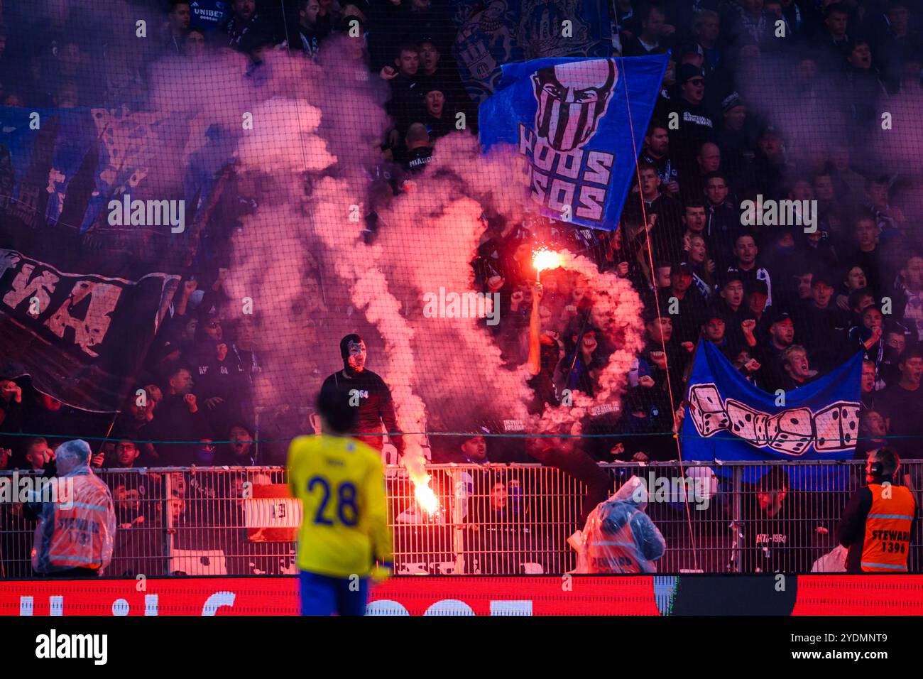 Brondby, Dänemark. 27. Oktober 2024. Links nach rechts abgebildet, FCK-Fans, Sektion 12, römische Kerzen. In der Superliga (dänisch): Brondby IF vs. FC Kopenhagen. BIF vs. FCK. Fußball. FC København mod Brøndby IF. Quelle: Michael Barrett Boesen/Alamy Live News Stockfoto