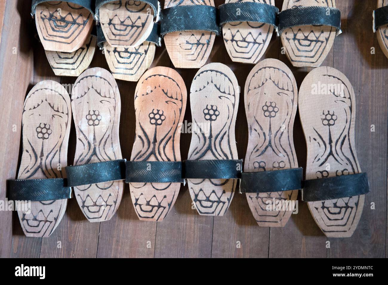 Holzschuhe im BŸyŸk Hamam, (GroPares Dampfbad) im Norden der Altstadt von Nikosia. | Holzschuhe im BŸyŸk Hamam (großes Dampfbad) im Norden von t Stockfoto