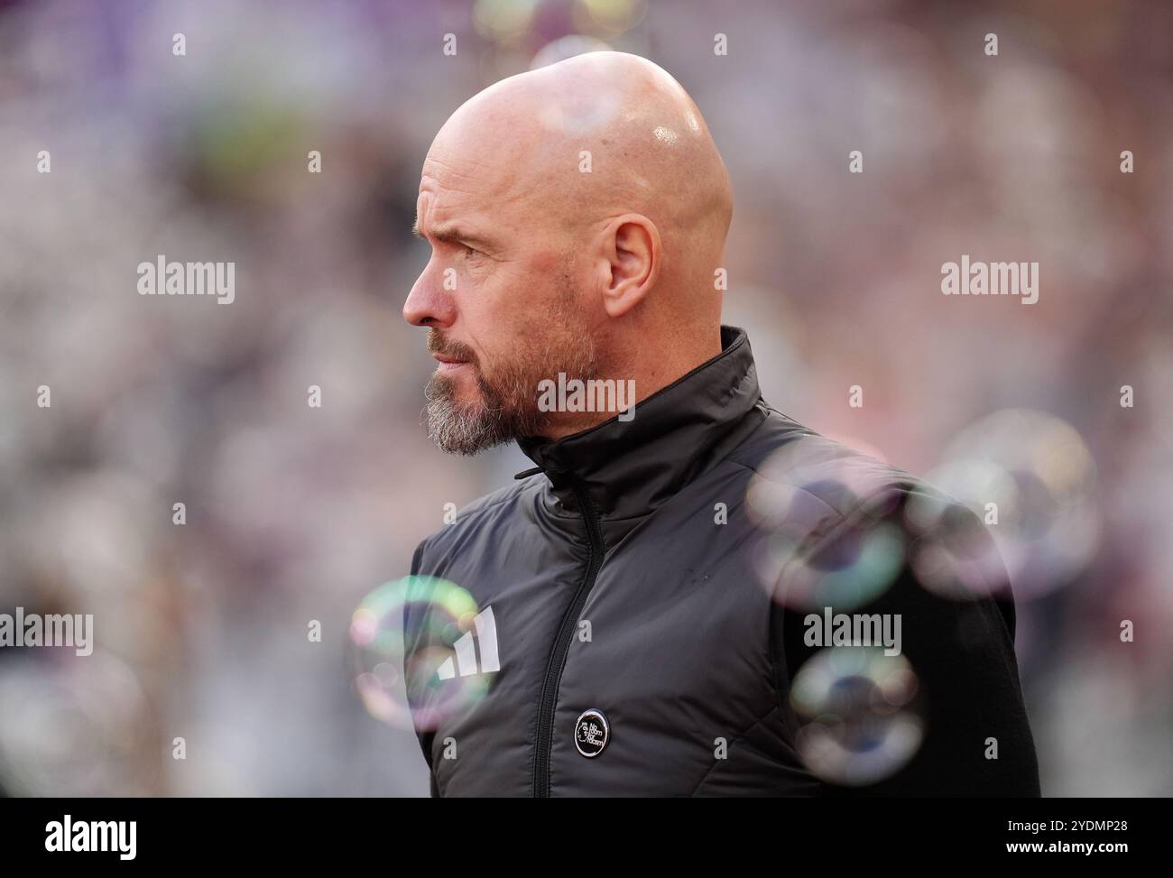 Manchester United-Trainer Erik Ten Hag läuft vor dem Spiel der Premier League im London Stadium durch Blasen. Bilddatum: Sonntag, 27. Oktober 2024. Stockfoto