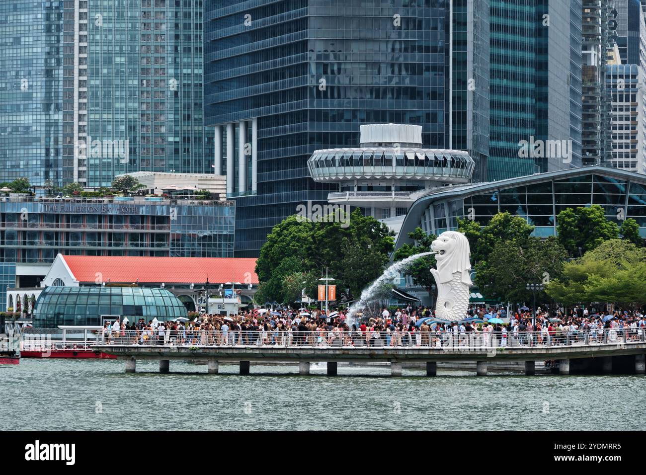Singapur - 12. August 2024: Brunnen der Merlion-Statue im Merlion Park in Marina Bay. Nationales Symbol, dargestellt als mythische Kreatur mit einem Löwenkopf Stockfoto