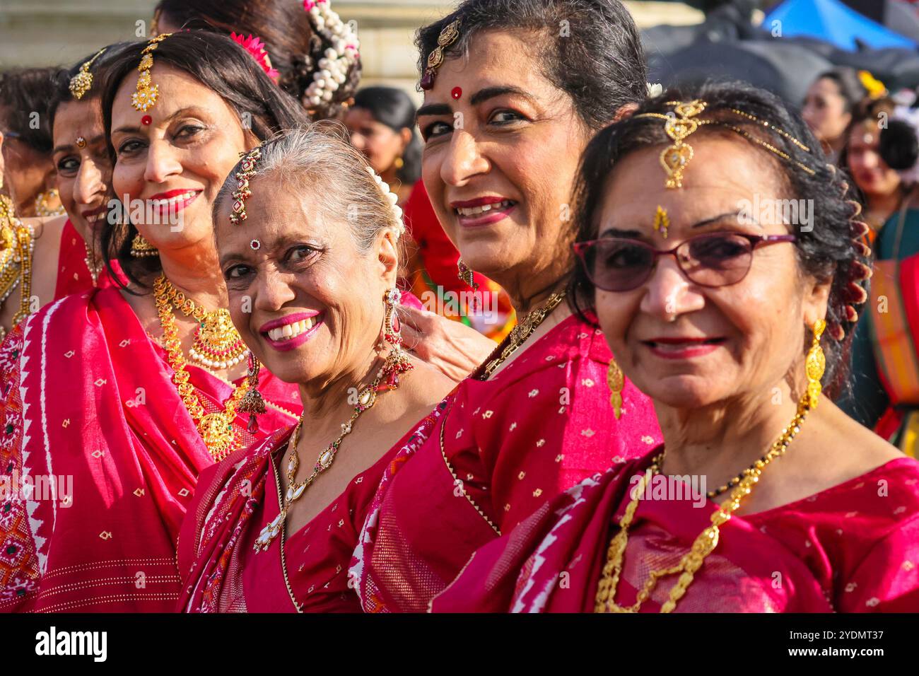 London, Großbritannien. Oktober 2024. Die von Geeta Shah organisierte Women to Women Group besteht aus Frauen über 60 Jahren, die gerne tanzen. Darsteller der farbenfrohen Eröffnungstanz-Sequenz mit rund 200 Tänzern aus acht verschiedenen Londoner Tanzschulen in traditionellen Kostümen, die dieses Jahr die Geschichte des Lord Rama mit ihrem Tanz erzählen. Die Feier des Diwali, das Festival of Lights, der Hauptstadt am Trafalgar Square, zeigt kulturelle Elemente aus Londons Hindu-, Sikh- und Jain-Gemeinden mit lebendigem Tanz, Musik, Aktivitäten, Marktständen und Essen. Stockfoto