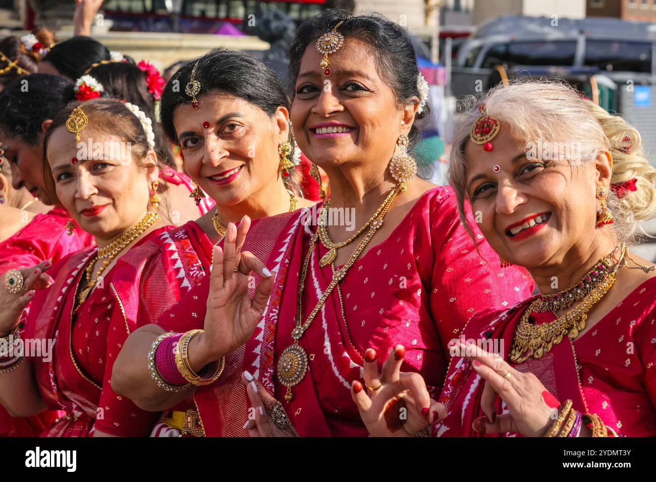 London, Großbritannien. Oktober 2024. Die von Geeta Shah organisierte Women to Women Group besteht aus Frauen über 60 Jahren, die gerne tanzen. Darsteller der farbenfrohen Eröffnungstanz-Sequenz mit rund 200 Tänzern aus acht verschiedenen Londoner Tanzschulen in traditionellen Kostümen, die dieses Jahr die Geschichte des Lord Rama mit ihrem Tanz erzählen. Die Feier des Diwali, das Festival of Lights, der Hauptstadt am Trafalgar Square, zeigt kulturelle Elemente aus Londons Hindu-, Sikh- und Jain-Gemeinden mit lebendigem Tanz, Musik, Aktivitäten, Marktständen und Essen. Stockfoto