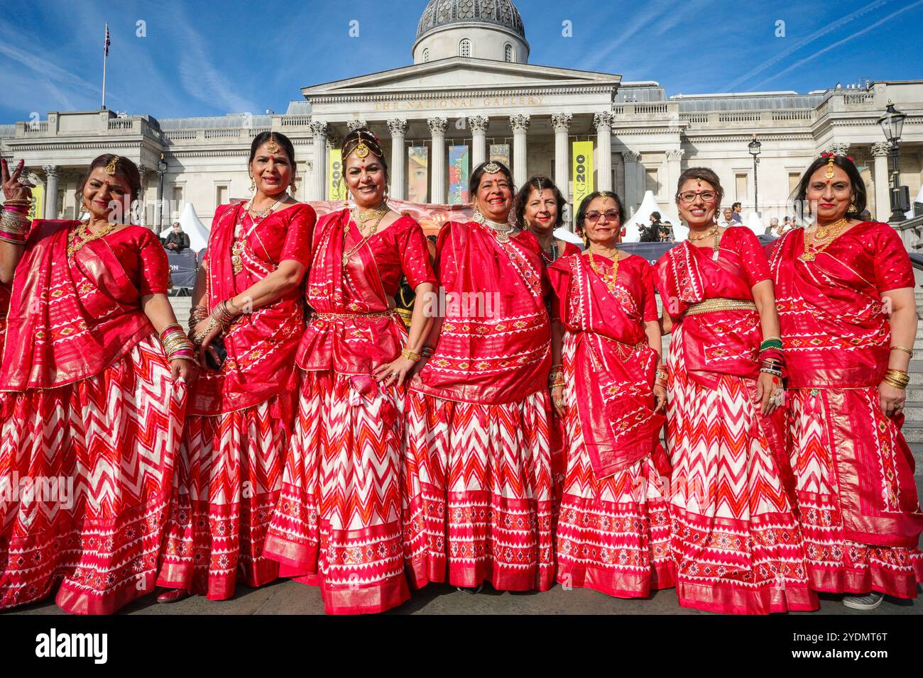 London, Großbritannien. Oktober 2024. Die von Geeta Shah organisierte Women to Women Group besteht aus Frauen über 60 Jahren, die gerne tanzen. Darsteller der farbenfrohen Eröffnungstanz-Sequenz mit rund 200 Tänzern aus acht verschiedenen Londoner Tanzschulen in traditionellen Kostümen, die dieses Jahr die Geschichte des Lord Rama mit ihrem Tanz erzählen. Die Feier des Diwali, das Festival of Lights, der Hauptstadt am Trafalgar Square, zeigt kulturelle Elemente aus Londons Hindu-, Sikh- und Jain-Gemeinden mit lebendigem Tanz, Musik, Aktivitäten, Marktständen und Essen. Stockfoto