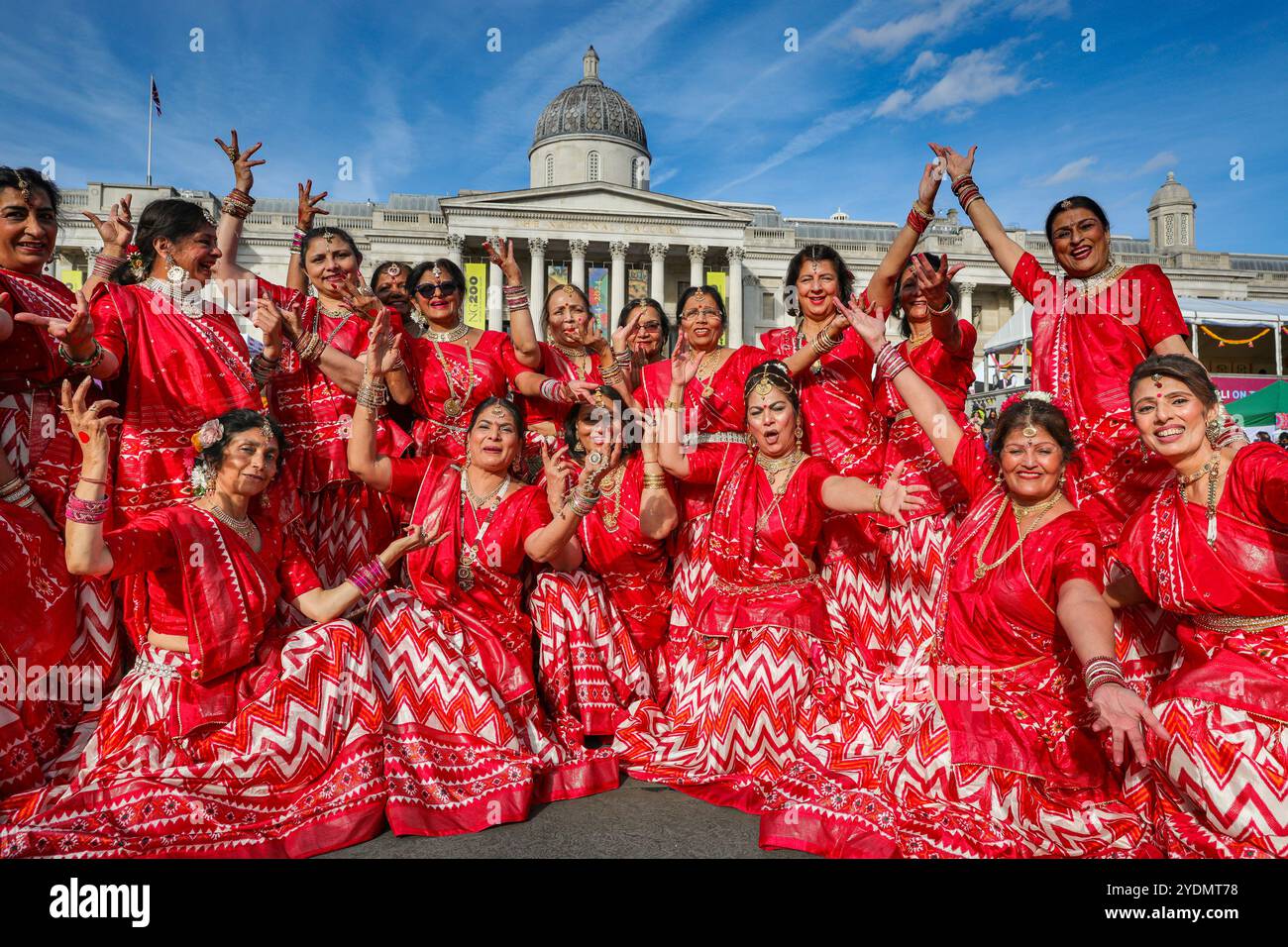 London, Großbritannien. Oktober 2024. Die von Geeta Shah organisierte Women to Women Group besteht aus Frauen über 60 Jahren, die gerne tanzen. Darsteller der farbenfrohen Eröffnungstanz-Sequenz mit rund 200 Tänzern aus acht verschiedenen Londoner Tanzschulen in traditionellen Kostümen, die dieses Jahr die Geschichte des Lord Rama mit ihrem Tanz erzählen. Die Feier des Diwali, das Festival of Lights, der Hauptstadt am Trafalgar Square, zeigt kulturelle Elemente aus Londons Hindu-, Sikh- und Jain-Gemeinden mit lebendigem Tanz, Musik, Aktivitäten, Marktständen und Essen. Stockfoto