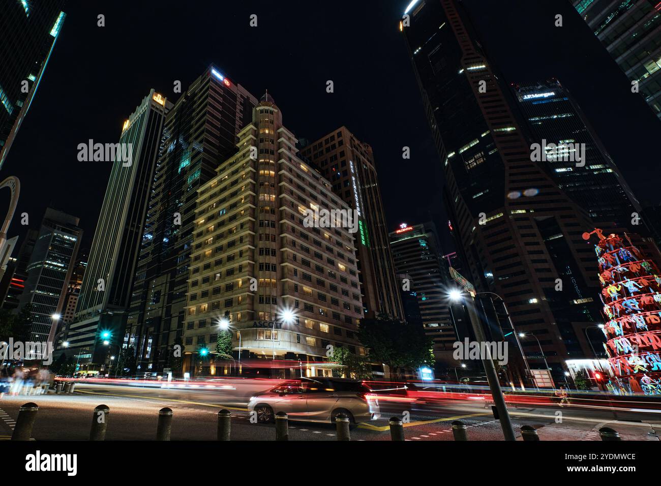 Singapur - 16. August 2024: Tiefer Weitwinkelblick mit Blick auf moderne Wolkenkratzer und Ascott Raffles Place vom Collyer Quay Stockfoto