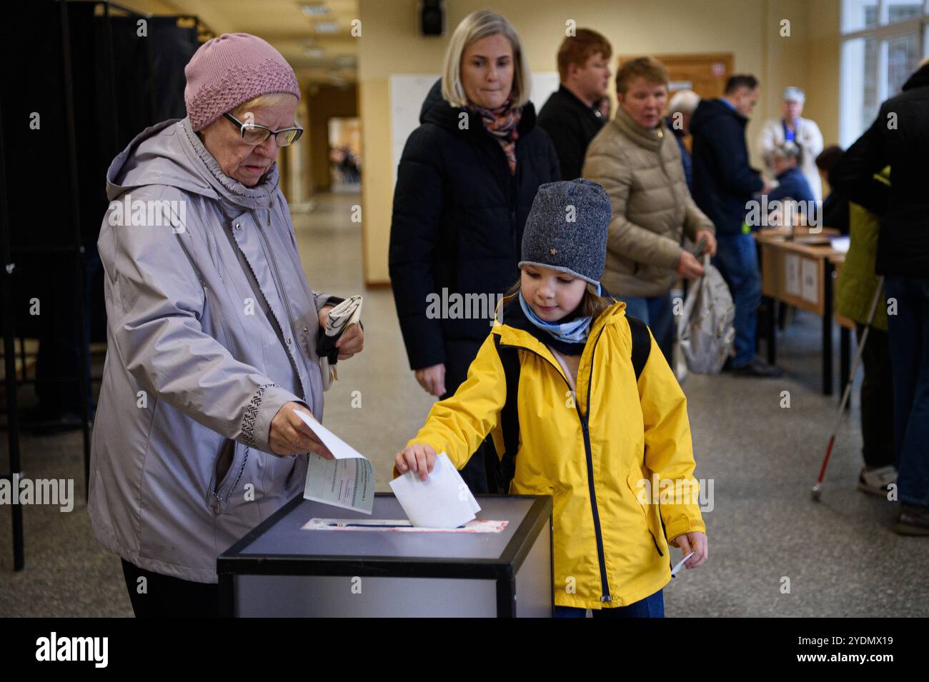 Vilnius, Litauen. Oktober 2024. Die Menschen geben ihre Stimme während der zweiten Runde der Parlamentswahlen in einem Wahlhaus ab. In Litauen findet die zweite Runde der Parlamentswahlen statt. Die oppositionelle Sozialdemokratische Partei gewann die erste Runde. Quelle: SOPA Images Limited/Alamy Live News Stockfoto