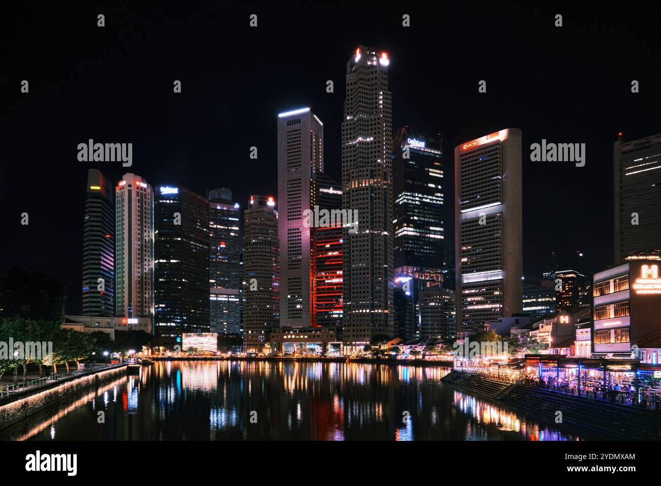 Singapur - 16. August 2024: Blick auf die Skyline von Singapur vom Clarke Quay. Moderne Hochhäuser bei Nacht Stockfoto