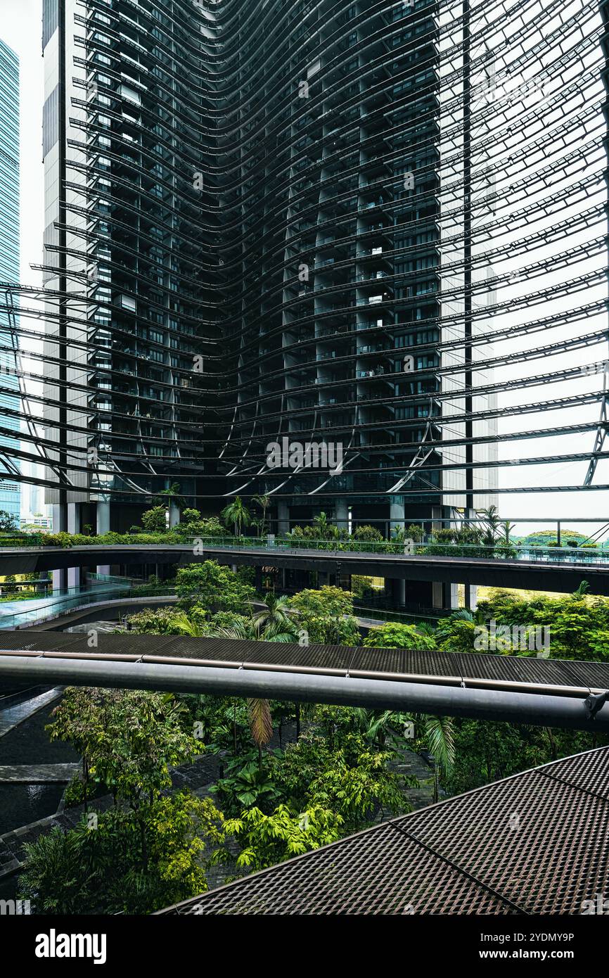 Singapur - 13. August 2024: Die Architektur und der Garten der Marina One Residences mit einem zentralen Garten und Wanderwegen im Innenhof Stockfoto