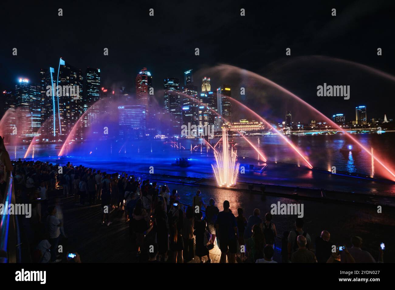 Singapur - 15. August 2024: Licht- und Wassershow entlang der Promenade vor Marina Bay Sands Stockfoto
