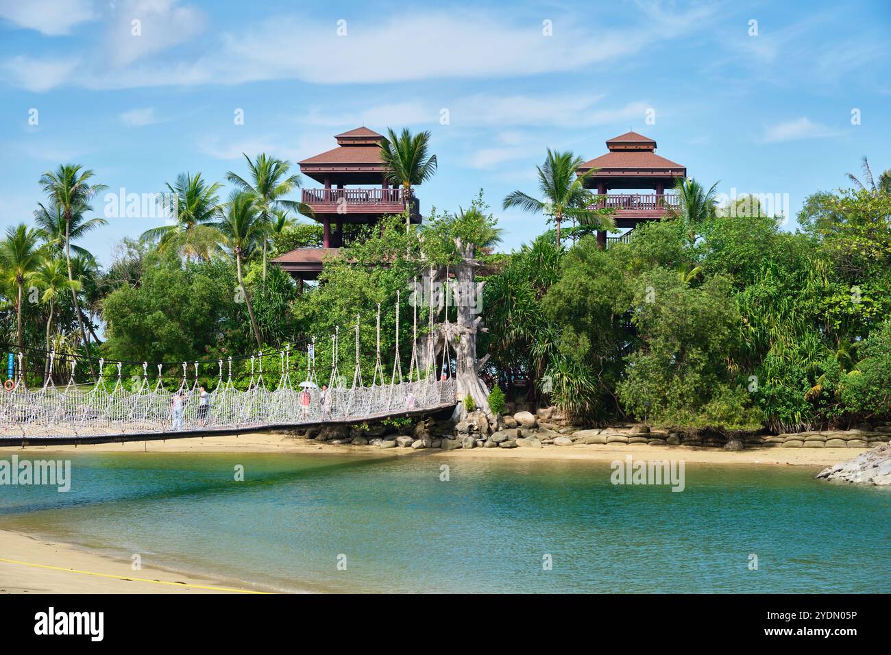 Singapur - 14. August 2024: Goldener Sand und üppige Vegetation am tropischen Palawan Beach auf der Insel Sentosa Stockfoto