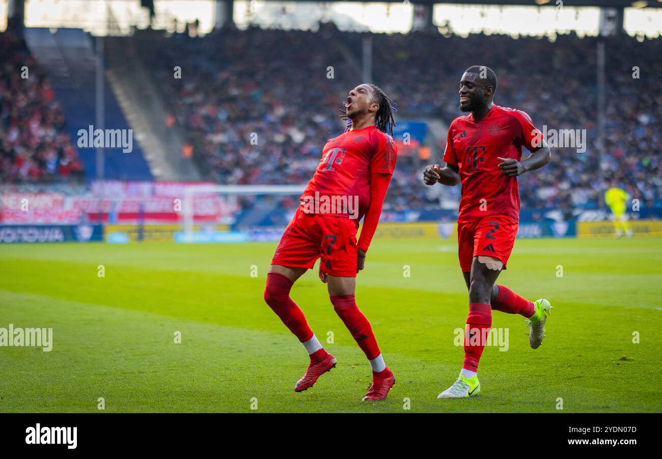 Bochum, Deutschland. Oktober 2024. Torfeier Michael Olise (FCB) Dayot Upamecano (München) VfL Bochum - FC Bayern München 27.10.2024 Credit: Moritz Müller/Alamy Live News Stockfoto