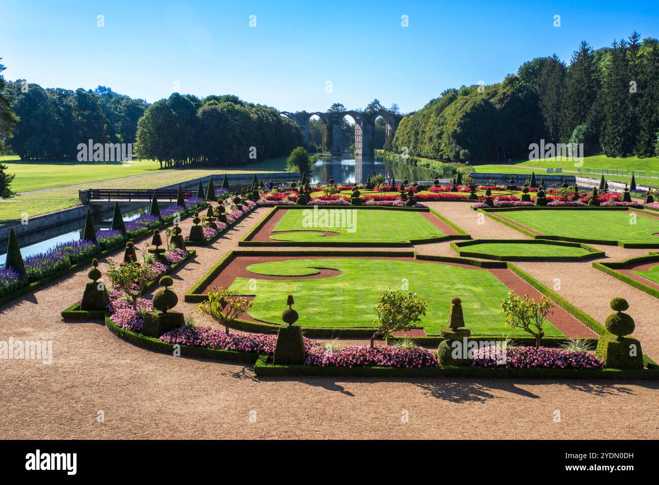 Detail des Gartens am Château de Maintenon in Frankreich mit einem Aquädukt im Hintergrund Stockfoto