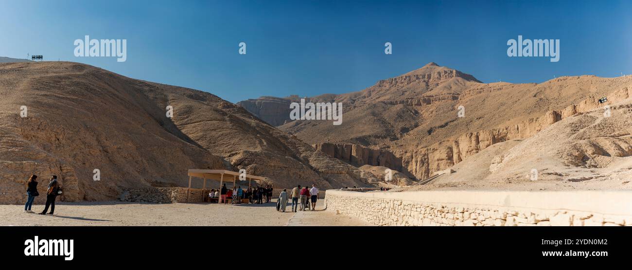 Luxor, Ägypten; 16. Januar 2024: Erleben Sie die Pracht des ägyptischen Tals der Könige aus einem neuen Blickwinkel. Dieser Panoramablick fängt das zeitlose bea ein Stockfoto