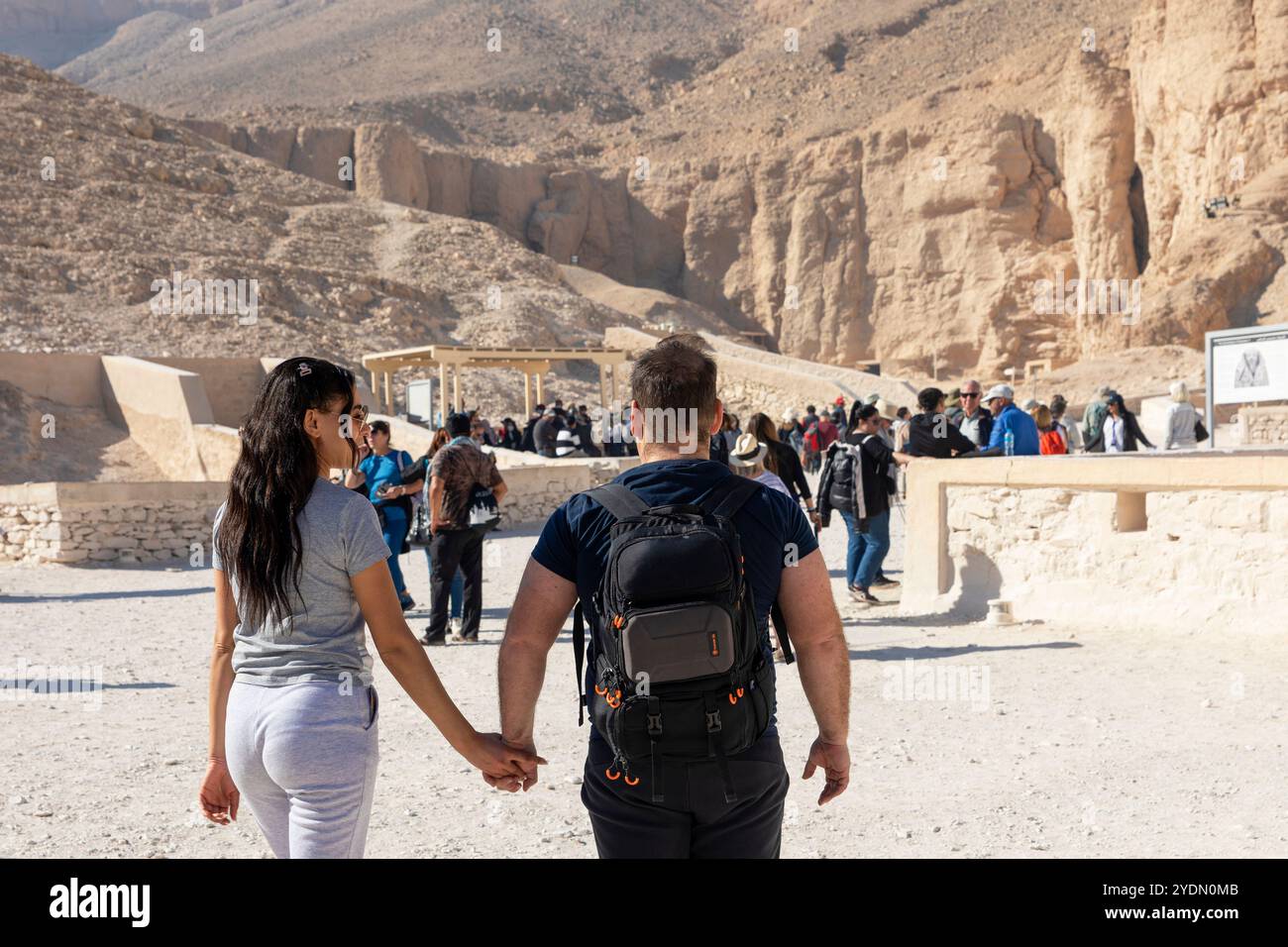 Luxor, Ägypten; 16. Januar 2024: Touristen erleben die Magie des alten Ägyptens bei einem Spaziergang durch das Tal der Könige. Erkunden Sie die Gräber der Macht Stockfoto