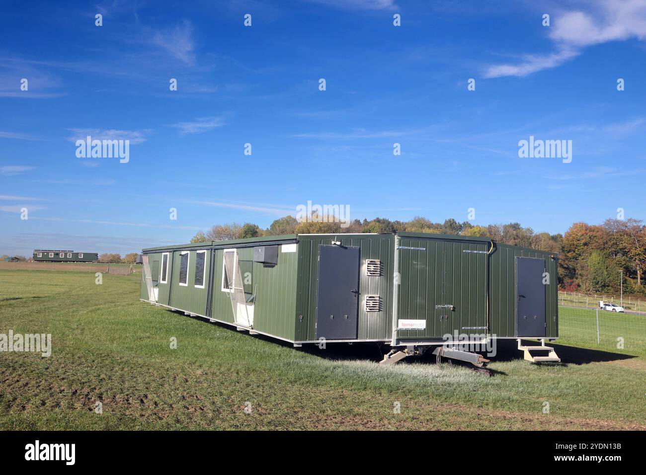 Freilandhaltung von Hühnern Mobile Hühnerställe befinden sich auf einer Fläche zur Haltung von freilaufenden Hühnern. *** Freilandhühner Mobile Hühnerställe befinden sich auf einem Gebiet zur Haltung von Freilandhühnern Stockfoto