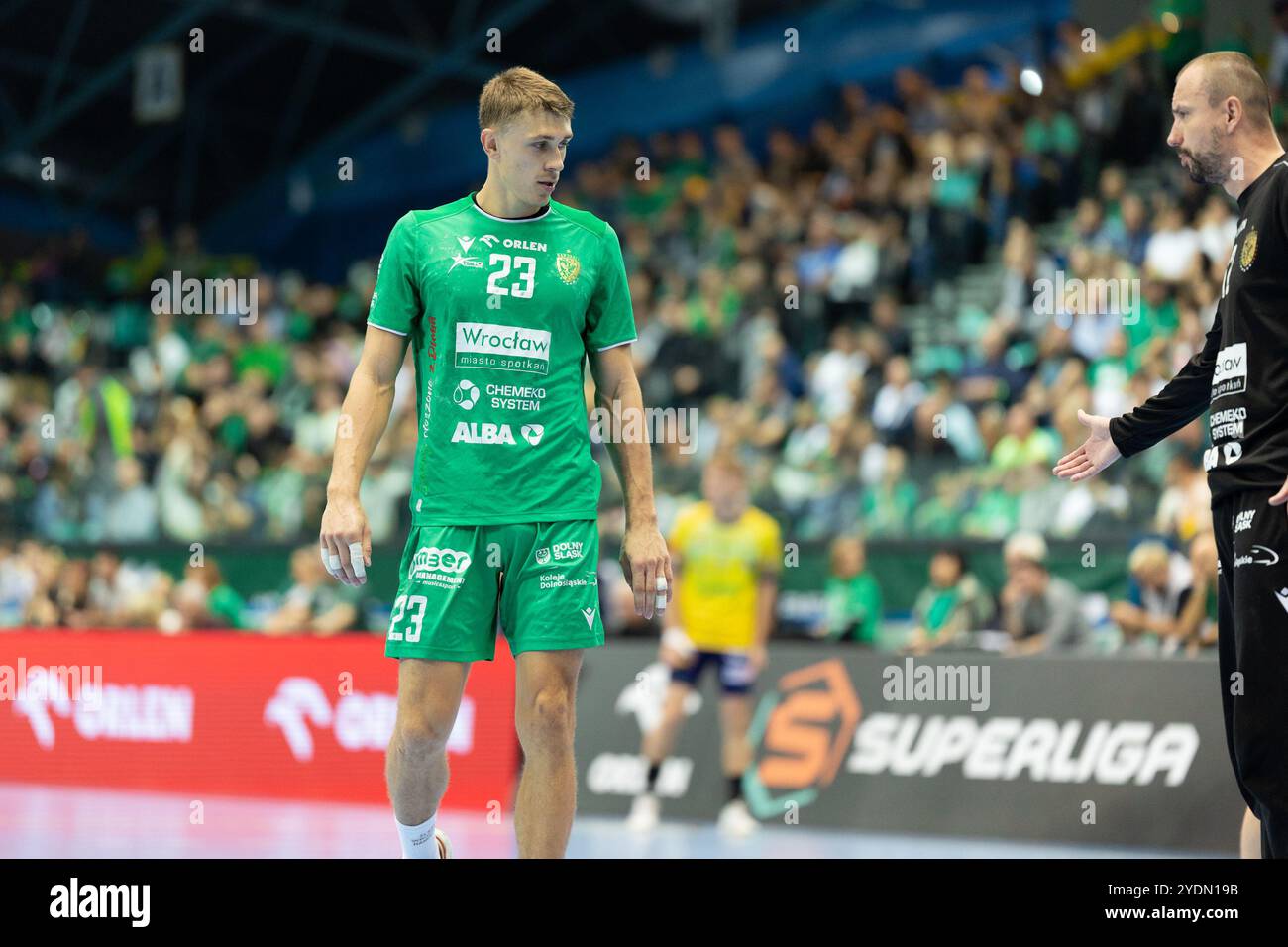 Breslau, Polen. Oktober 2024. Tomasz Kolodziejczyk und Marcin Mloczynski nehmen am 27. Oktober 2024 an einem Spiel der Orlen Superliga zwischen WKS Slask Wroclaw und Industria Kielce in Breslau Teil. (Foto: Mateusz Birecki/NurPhoto) Credit: NurPhoto SRL/Alamy Live News Stockfoto