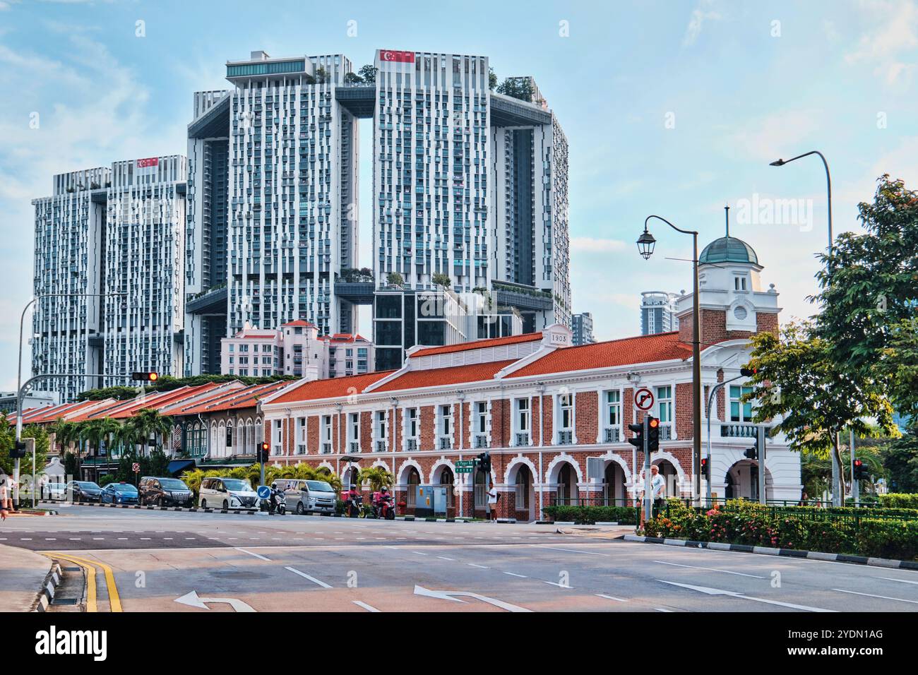 Singapur - 19. August 2024: Kontrastierende Architektur die Wohnsiedlung Pinnacle Duxton und eine Reihe traditioneller Shophouses in Tanjong Pagar Stockfoto