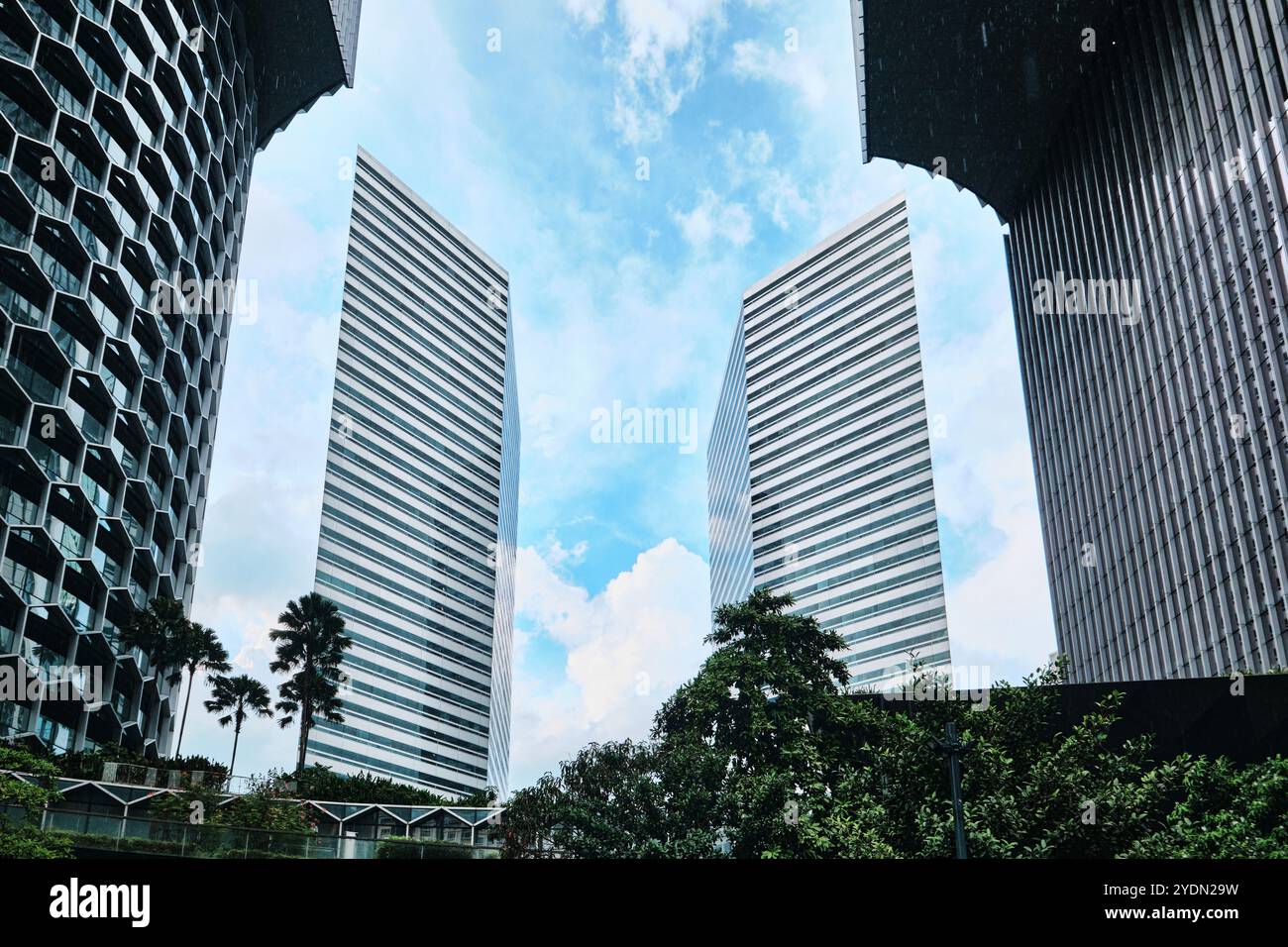 Singapur - 15. August 2024: Das Gateway-Gebäude und das Duo-Gebäude. Es ist bekannt für seine Fassade mit Wabenmuster Stockfoto
