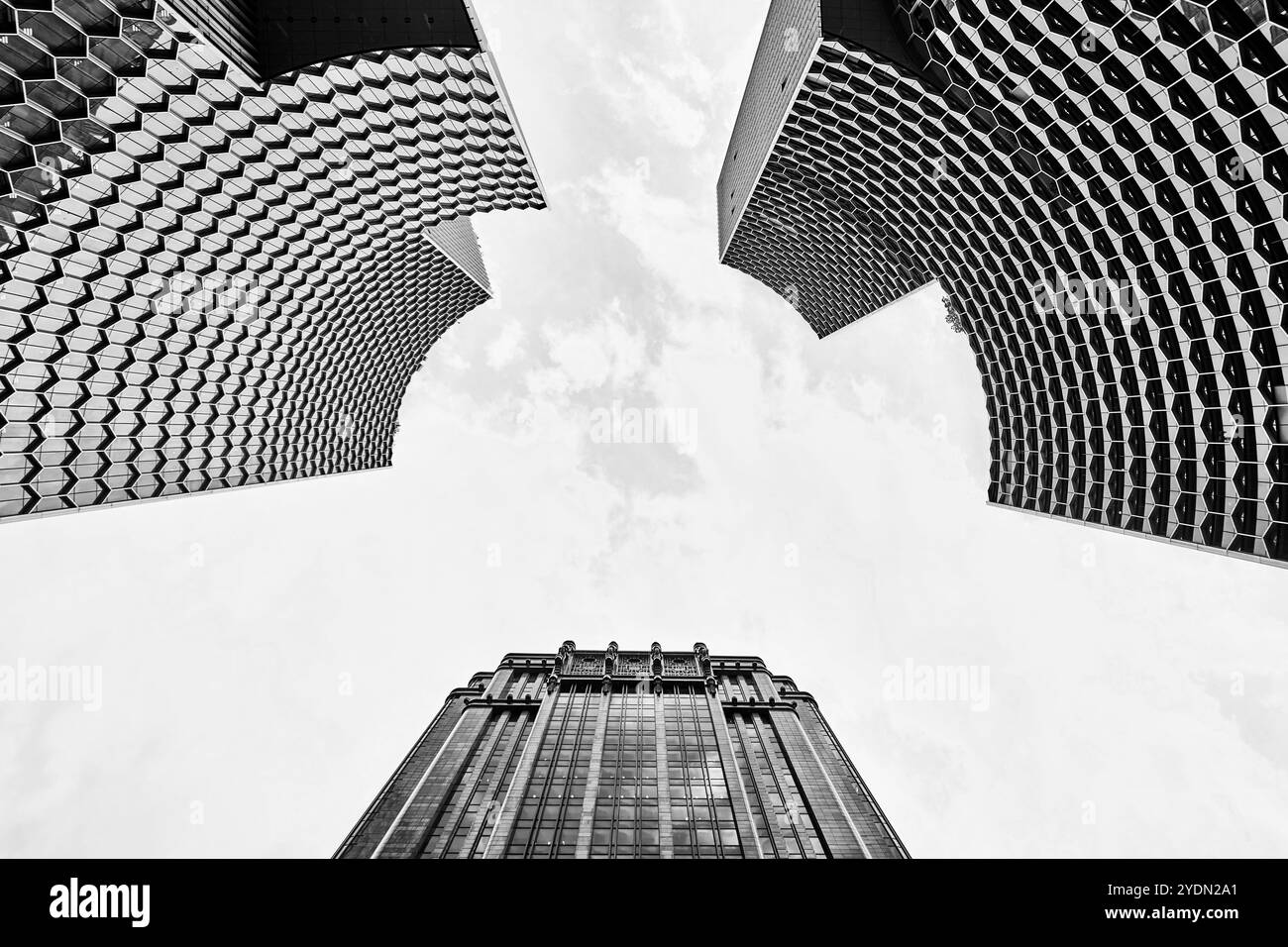 Singapur - 15. August 2024: Das Duo-Gebäude befindet sich in der Nähe des Bugis-Bahnhofs. Es ist bekannt für seine Fassade mit Wabenmuster Stockfoto
