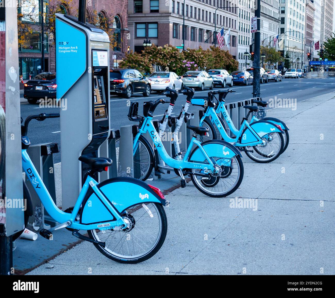 Divvy E-Bikes an einer Ladestation in der Innenstadt von Chicago Stockfoto