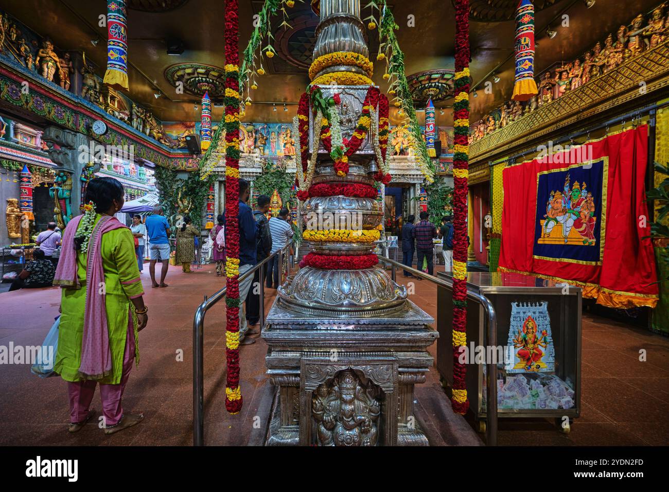 Singapur - 16. August 2024: Menschen beten im Sri Veeramakaliamman Tempel in Little India, einem der ältesten Tempel Singapurs Stockfoto