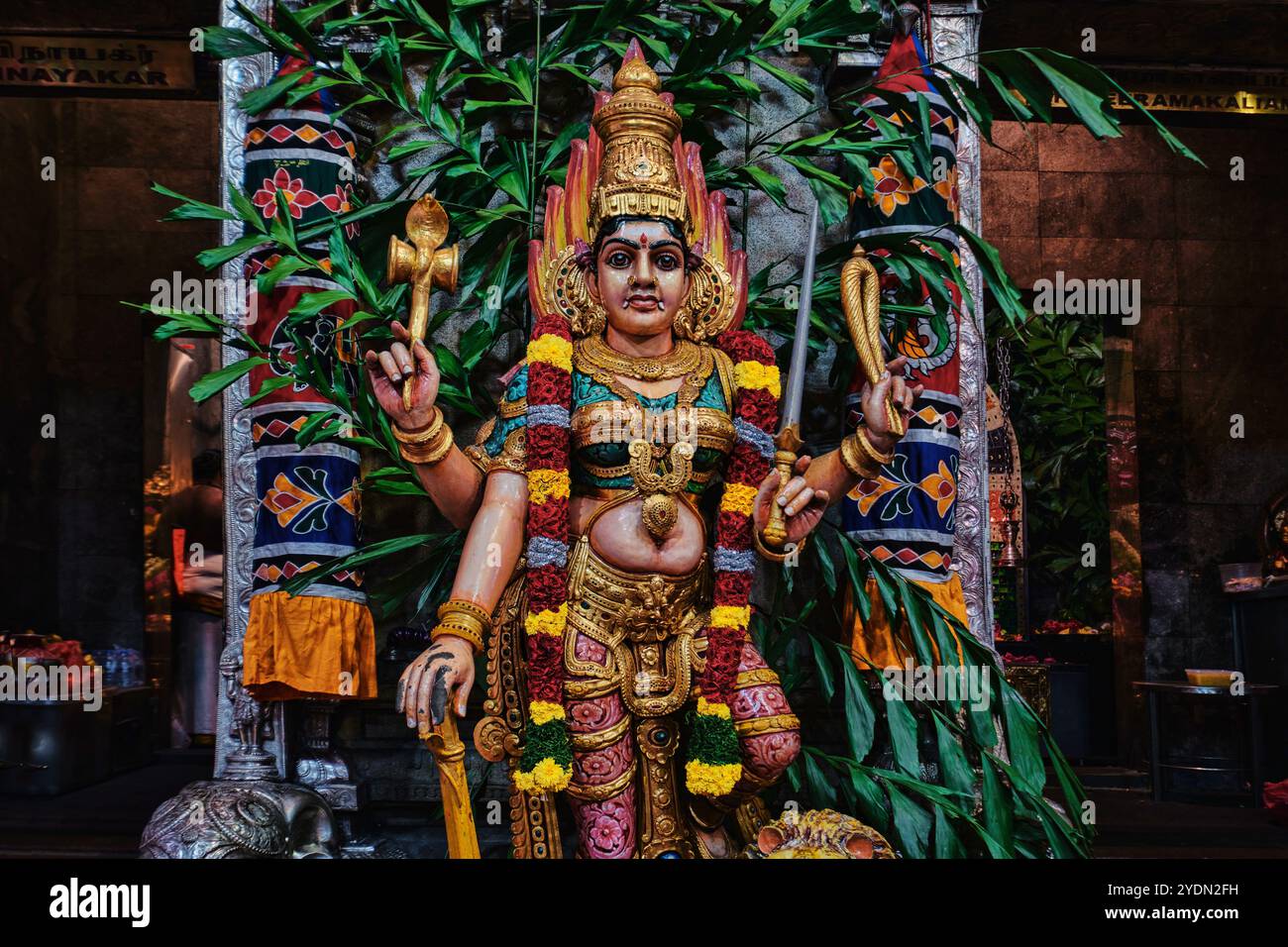 Singapur - 16. August 2024: Menschen beten im Sri Veeramakaliamman Tempel in Little India, einem der ältesten Tempel Singapurs Stockfoto