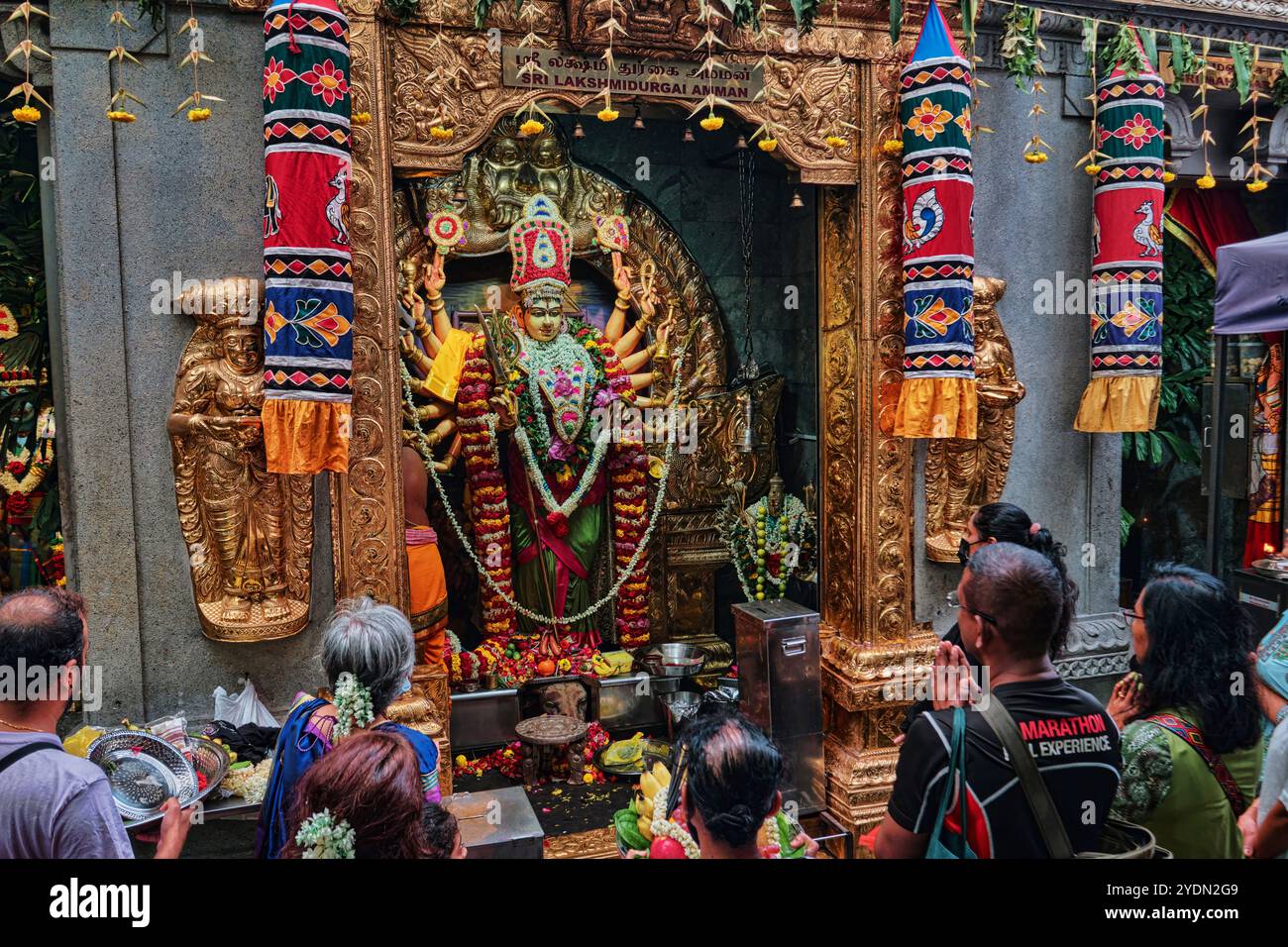 Singapur - 16. August 2024: Menschen beten im Sri Veeramakaliamman Tempel in Little India, einem der ältesten Tempel Singapurs Stockfoto