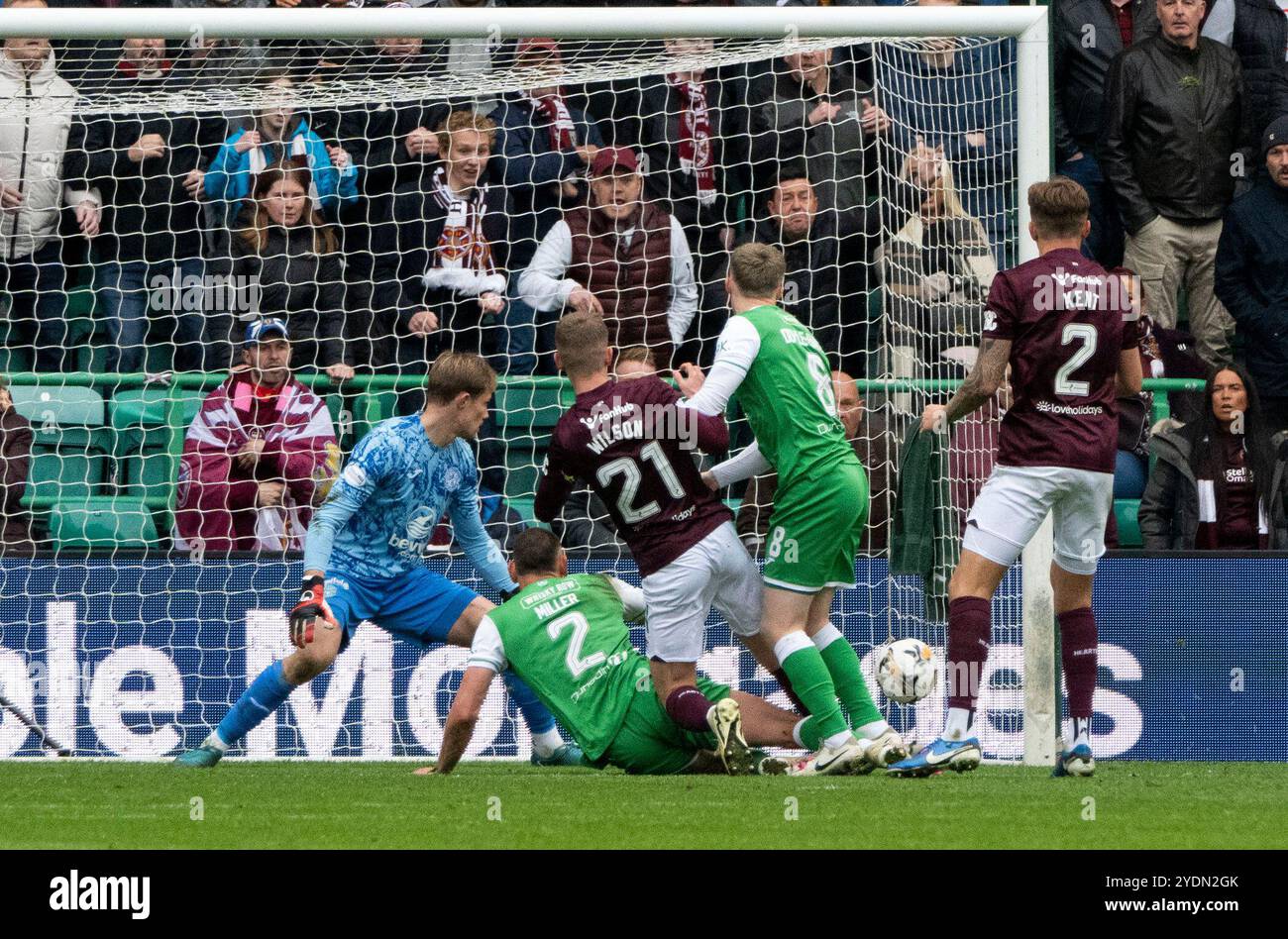 Edinburgh, Großbritannien. Oktober 2024. Scottish Premiership - Hibernian FC gegen Heart of Midlothian FC 27.10.20/24 James Wilson, der in der 87. Minute zu Hause ist, um das Spiel um 1-1 zu quadrieren, während Hibs im Easter Road Stadium, Edinburgh, Großbritannien, gegen die Stadtrivalen Hearts antreten. Quelle: Ian Jacobs/Alamy Live News Stockfoto