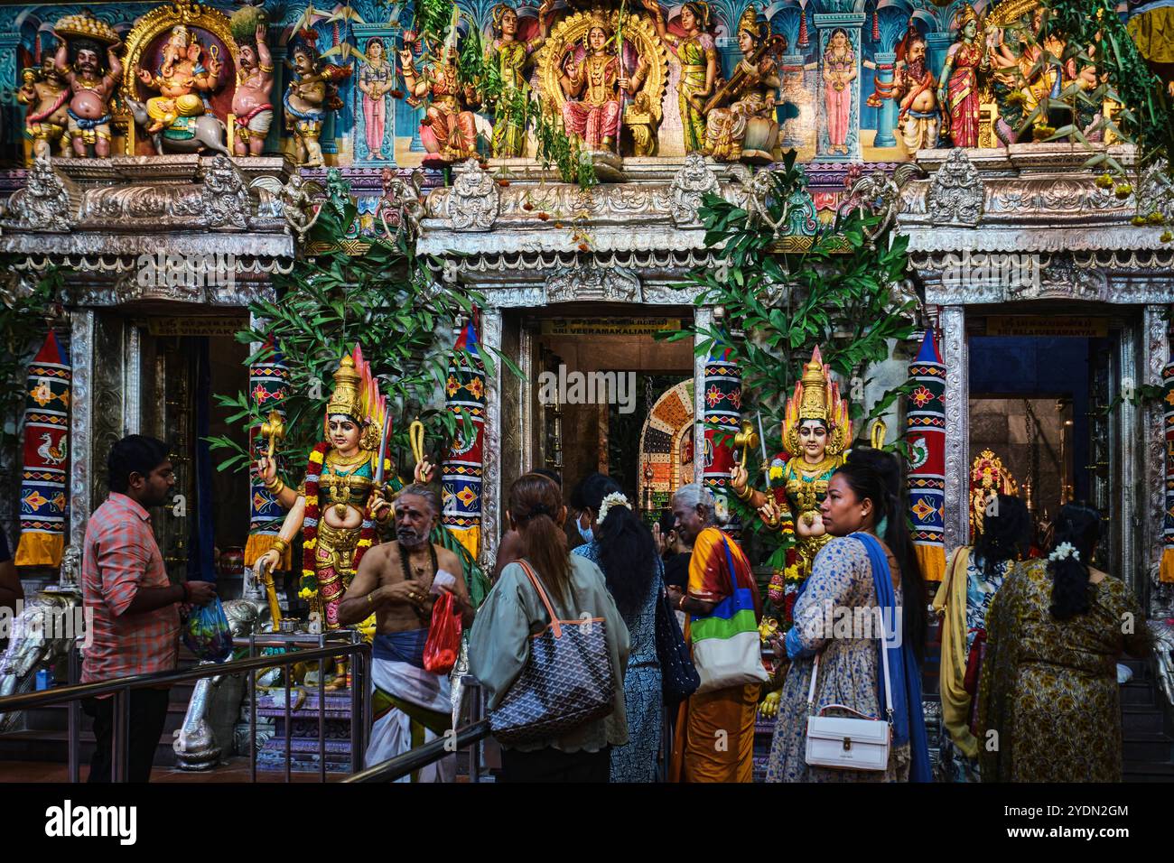 Singapur - 16. August 2024: Menschen beten im Sri Veeramakaliamman Tempel in Little India, einem der ältesten Tempel Singapurs Stockfoto