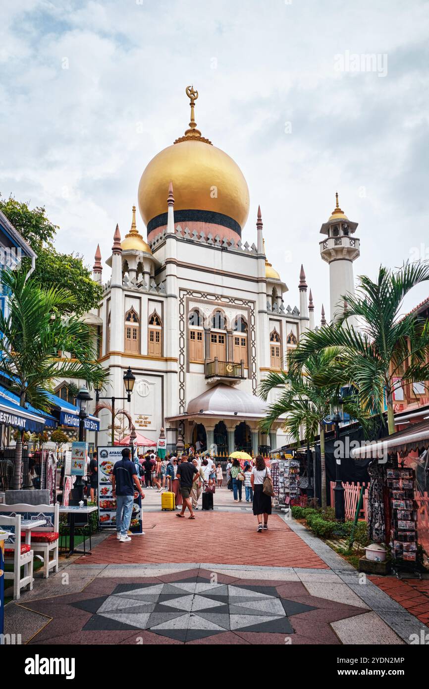 Singapur - 16. August 2024: Masjid Sultan Moschee im historischen Kampong Glam mit goldener Kuppel und riesiger Gebetshalle, dem Mittelpunkt der muslimischen Gemeinschaft Stockfoto