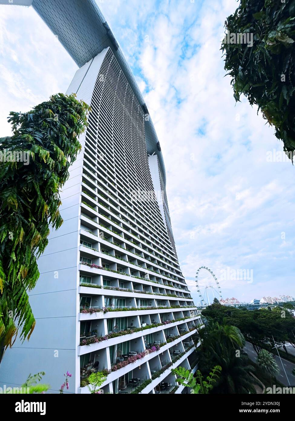 Singapur - 14. August 2024: Das berühmte Marina Bay Sands Hotel. Fantastischer Blick von unten auf die modernen Türme und die SkyPark Brücke auf der Spitze der Wolkenkratzer Stockfoto