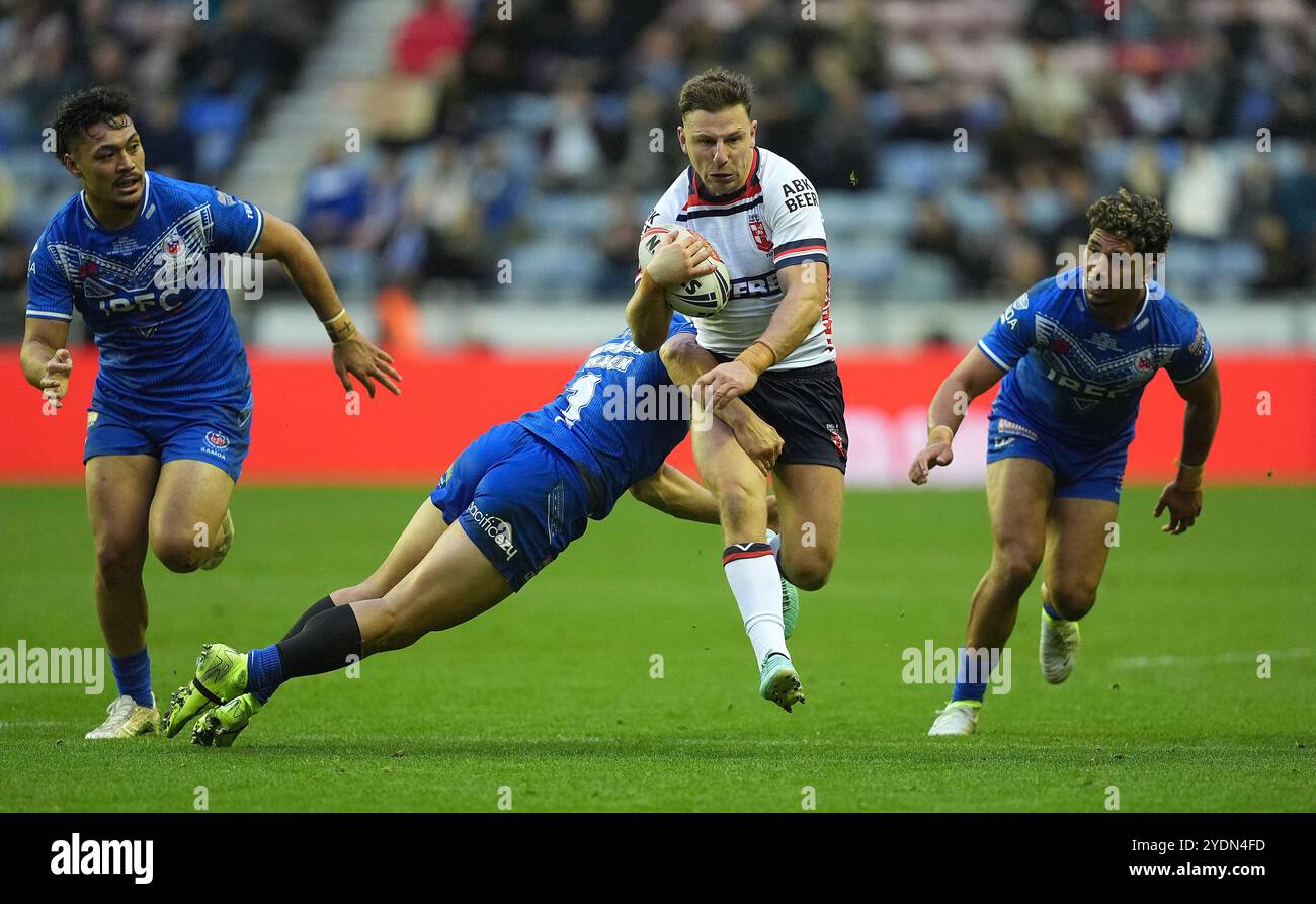 Der Engländer George Williams wird von Samoas Roger Tulvasa-Sheck während des Spiels der International Rugby League im Brick Community Stadium in Wigan angegriffen. Bilddatum: Sonntag, 27. Oktober 2024. Stockfoto