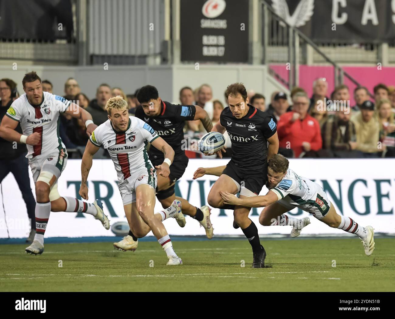 Tom Whiteley von Leicester Tigers bekämpft Ivan van Zyl (C) von Saracens während des Gallagher Premiership Rugby Matches zwischen Saracens und Leicester Tigers im StoneX Stadium am 26. Oktober 2024 in Barnet, England. Foto von Gary Mitchell Stockfoto