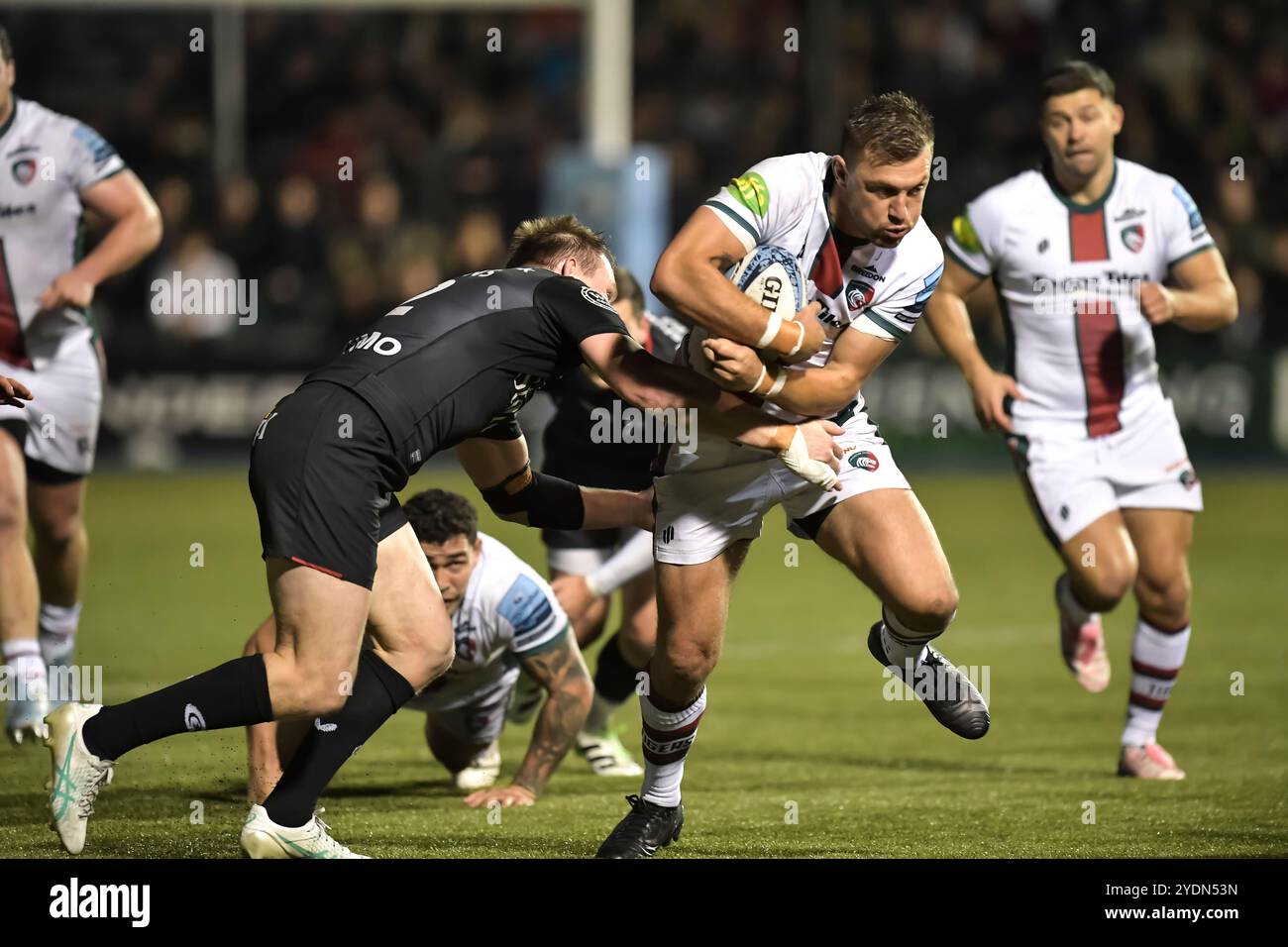 Nick Tompkins von Saracens bekämpft Handre Pollard von Leicester Tigers während des Gallagher Premiership Rugby Matches zwischen Saracens und Leicester Tigers im StoneX Stadium am 26. Oktober 2024 in Barnet, England. Foto von Gary Mitchell Stockfoto