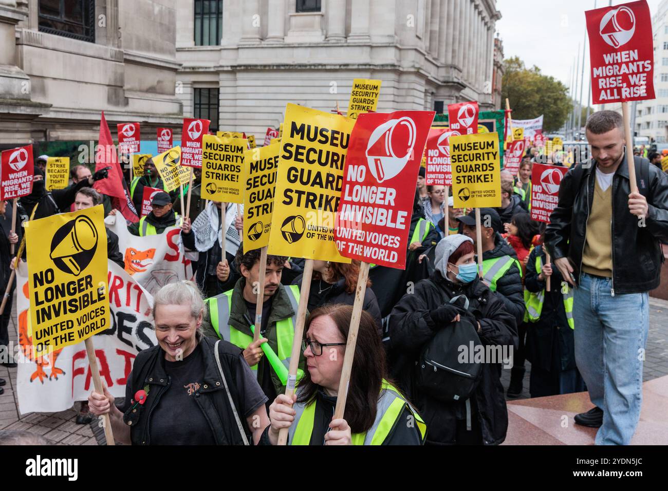 London, Großbritannien. Oktober 2024. Auffällige Mitarbeiter des Science Museum und des Natural History Museum, vertreten durch die gewerkschaft United Voices of the World (UVW), marschieren zwischen den Streikposten im Science Museum und dem Natural History Museum. UVW hat angedeutet, dass es eine bahnbrechende private Strafverfolgung gegen den Sicherheitsauftragnehmer Wilson James und die Agentur BMSL einleiten wird, um zu verhindern, dass sie Leiharbeiter einsetzen, um den Streik zu brechen. Quelle: Mark Kerrison/Alamy Live News Stockfoto