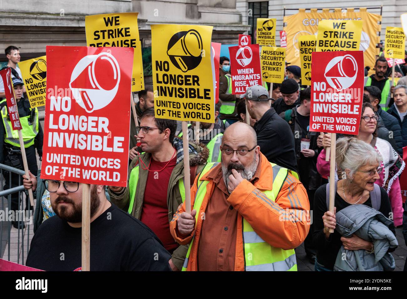 London, Großbritannien. Oktober 2024. Auffällige Mitarbeiter des Science Museum und des Natural History Museum, vertreten durch die gewerkschaft United Voices of the World (UVW), marschieren zwischen den Streikposten im Science Museum und dem Natural History Museum. UVW hat angedeutet, dass es eine bahnbrechende private Strafverfolgung gegen den Sicherheitsauftragnehmer Wilson James und die Agentur BMSL einleiten wird, um zu verhindern, dass sie Leiharbeiter einsetzen, um den Streik zu brechen. Quelle: Mark Kerrison/Alamy Live News Stockfoto