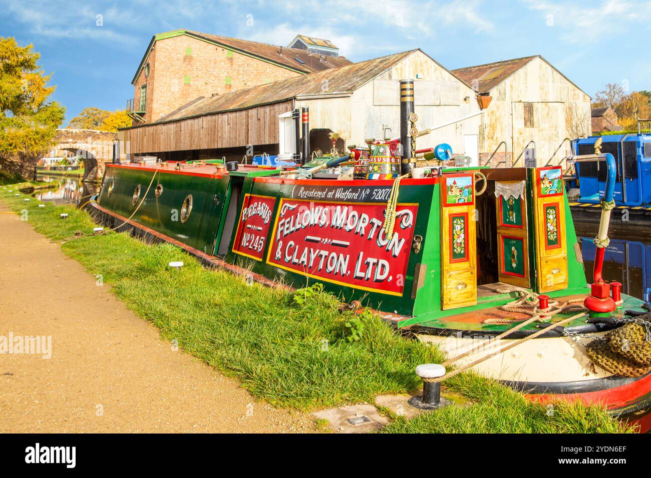 Ehemalige Fellows Morton and Clayton Canal Schmalboot auf dem Shropshire union Canal, als sie durch die Shropshire Market Town Drayton führt Stockfoto