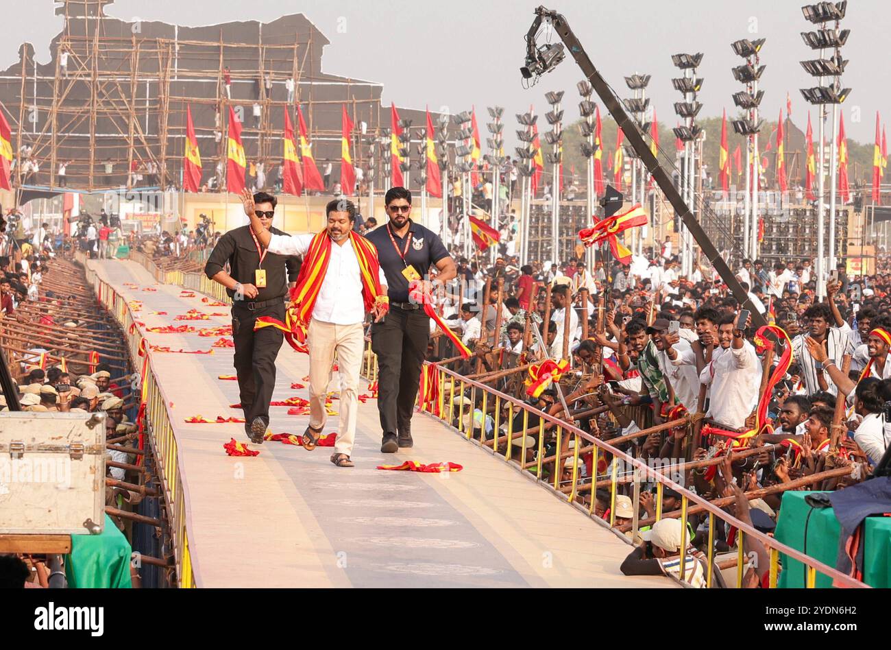 Die indische Politik sieht Vijay, den berühmten Filmschauspieler, wie er offiziell seine politische Partei Tamizhaga Vetri Kazhagam gegründet hat, TVK in, Vikravandi, Tamil Nadu mit Lakhs seiner Unterstützer. Vijay äußerte sich zuversichtlich, dass sie bei den Menschen einen starken Eindruck hinterlassen werden, dass die TVK-Arbeiter in der Politik aufschlussreich sind, auch durch ihre Arbeit für die erste Staatskonferenz. Vikravandi Vikravandi INDIEN Copyright: XSeshadrixSukumarx Stockfoto