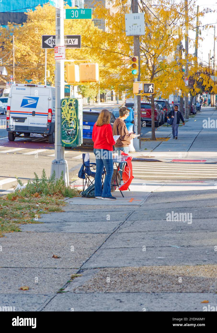 Wahlkampf: New York City Demokratische Sozialisten warten auf Wähler in Long Island City, Queens Early Voting Site, wo sie für Wahlvorschläge in New York City werben. Stockfoto